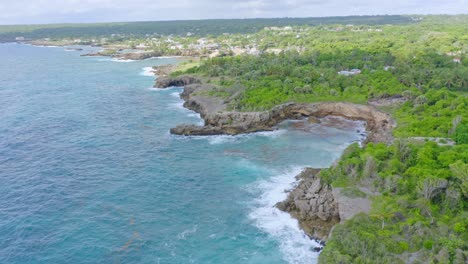 Jagged-coast-at-Boca-de-Yuma,-Dominican-Republic