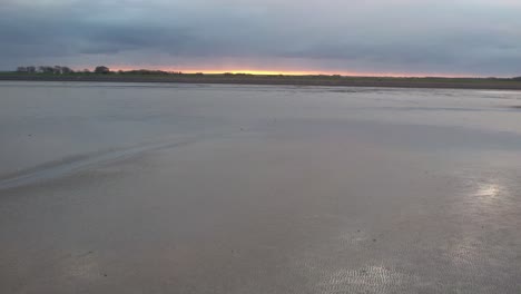 Luftlandschaftsansicht-Von-Texel-Wattenmeerinsel-Wattenmeer,-Niederlande-Wolkenmeer-Während-Des-Sonnenuntergangs