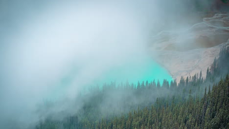 Lapso-De-Tiempo,-Niebla-En-Movimiento-Sobre-El-Agua-Glacial-Azul-Aqua-En-Alta-Elevación,-Parque-Nacional-Del-Lago-Louise-Banff,-Canadá