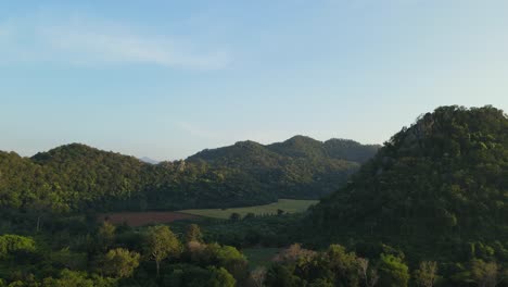 Aufsteigende-Luftaufnahmen-Dieses-Tals-Und-Der-Hügel-Auf-Einem-Ackerland-In-Pakchong,-Khao-Yai,-Thailand