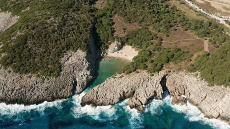 Einsamer-Strand-Auf-Einer-Felsigen-Klippe-In-Der-Nähe-Des-Strandes-Von-Voidokilia-Auf-Dem-Peloponnes,-Kroatien