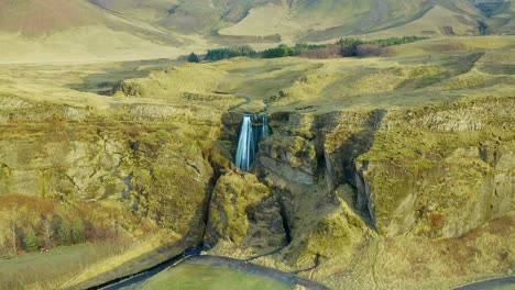 Inspirierende-Landschaft-Mit-Einem-Herrlichen-Wasserfall-In-Einer-Steilen-Felsschlucht,-Island