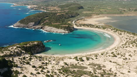 Playa-Voidokilia-En-La-Costa-Oeste-Del-Peloponeso-Cerca-Del-Golfo-Navarino-En-Grecia---Toma-Aérea-De-Drones