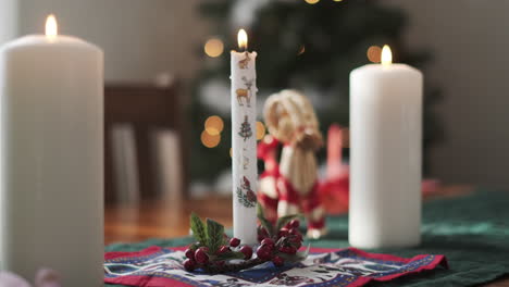 Kerzen-In-Einem-Weihnachtlich-Dekorierten-Raum