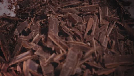 Vista-De-Cerca-De-Agregar-Chocolate-Negro-A-La-Leche-De-Coco,-Hornear-Un-Pastel-De-Avena-Con-Chocolate---Toma-Constante