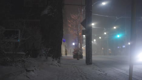 Acera-Cubierta-De-Nieve-Por-La-Noche-Durante-El-Invierno.-Estático