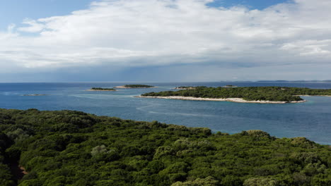 Paisaje-De-Islas-Con-Bosque-Denso-En-El-Parque-Nacional-De-Brijuni,-Islas-Adriáticas-En-Croacia