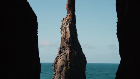 Formación-De-Roca-Alta-Con-Forma-Característica-En-El-Mirador-Ilheus-Da-Ribeira-Da-Janela-En-La-Costa-Norte-De-La-Isla-De-Madeira-Portugal---Tiro-Inclinado-Hacia-Arriba
