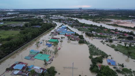 Vuelo-Aéreo-Hacia-Atrás-Sobre-El-Distrito-De-Pétalos-Inundado-Después-De-Fuertes-Lluvias,-Malasia