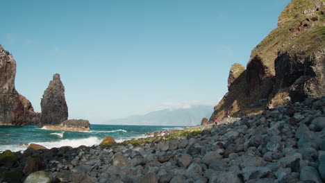 Felsige-Ozeanküste-Tagsüber,-Ribeira-Da-Janela-In-Madeira,-Portugal---Statischer-Schuss