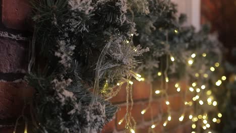 Weihnachtsbeleuchtung-Dekoration-Im-Einfamilienhaus,-Hintergrundansicht-Des-Geschmückten-Weihnachtsbaums,-Weihnachtsferien