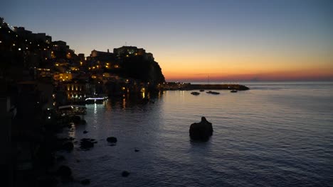 Italienisches-Küstenhorizont-Sonnenuntergangspektrum-Von-Farben,-Verlaufshimmel-Mit-Blauen,-Gelben-Und-Orangefarbenen-Farben-Seelandschaft