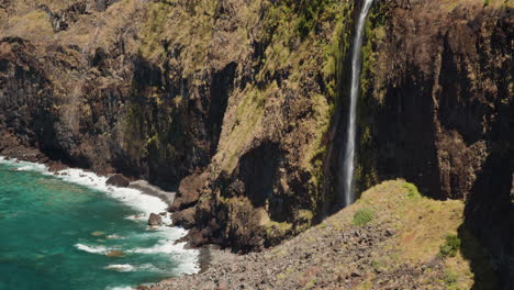 Szenischer-Wasserfallaussichtspunkt-Von-Veu-Da-Braut-An-Der-Küste-Von-Madeira,-Portugal---Statischer-Schuss