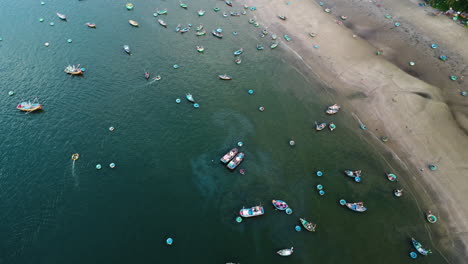 Öllecks-In-Den-Klaren-Ozean-Von-Kleinen-Fischerbooten-In-Der-Bucht-Von-Mui-Ne-In-Vietnam