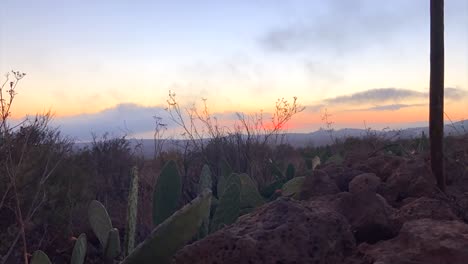 Zeitraffer-Des-Lebendigen-Sonnenunterganghimmels-über-Der-Trockenen-Kaktuswüste---Teneriffa,-Spanien