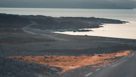Fahrt-Entlang-Der-Zerklüfteten-Felsenküste-Der-Varanger-Halbinsel