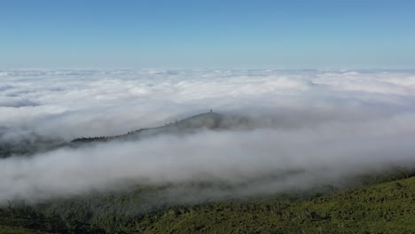 Luftaufnahme-Der-Unberührten-Landschaft-Der-Insel-Madeira,-Portugal,-Niedrige-Wolken-über-Dem-Regenwald-Und-Grünen-Hügeln-An-Einem-Sonnigen-Tag,-Drohnenaufnahme