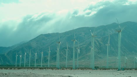 Zeitlupe-Von-Windmühlen,-Stromgeneratoren,-Nachhaltiges-Konzept-In-Einer-Kraftwerksanlage,-Standbild