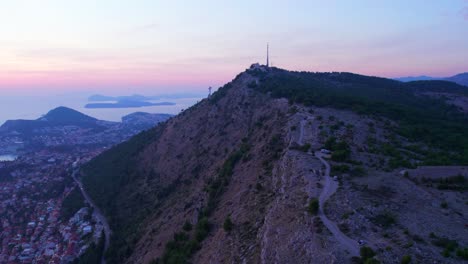 Puesta-De-Sol-Desde-El-Monte-Srđ-Con-Impresionantes-Vistas-De-La-Ciudad-Costera-Medieval-De-Dubrovnik,-Antena