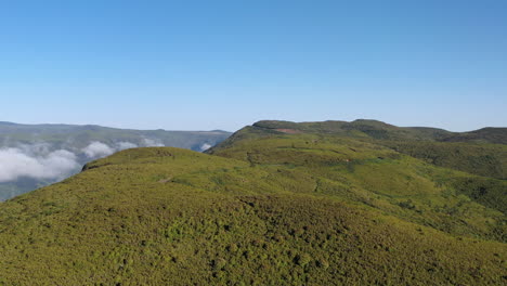 Luftaufnahme-Der-Unberührten-Landschaft-Und-Der-Berghügel-Der-Insel-Madeira,-Portugal-An-Einem-Sonnigen-Tag---Drohnenaufnahme