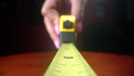 Using-a-flexometer-to-measure,-front-view-of-hand-measuring-with-an-instrument,-close-up-of-flex-meter