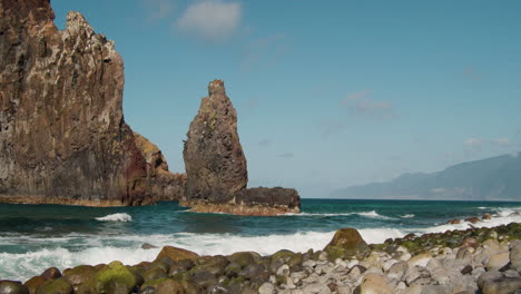 Meeresstapel-Am-Strand-Von-Ribeira-Da-Janela,-In-Der-Nähe-Von-Port-Moniz,-Insel-Madeira,-Portugal---Breite,-Statische-Aufnahme