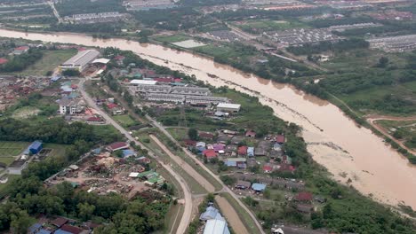Vuelo-Aéreo-Hacia-Atrás-Sobre-La-Inundación-En-Bukit-Lanchong,-Río-Klang-Desbordado