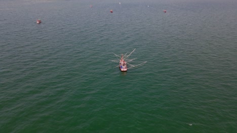 Luftaufnahmen-Zu-Einem-Fischerboot-Mit-Einigen-Weiteren-In-Der-Ferne-In-Der-Mitte-Des-Meeres-In-Der-Nähe-Von-Pattaya-Fischerdock-In-Pattaya,-Thailand