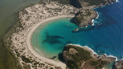 Laguna-Escénica-De-Voidokilia-En-Grecia-Durante-El-Día---Toma-Aérea-De-Drones