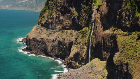Miradouro-do-Véu-da-Noiva---High-lookout-with-views-of-a-waterfall-in-Madeira,-Portugal---static-shot