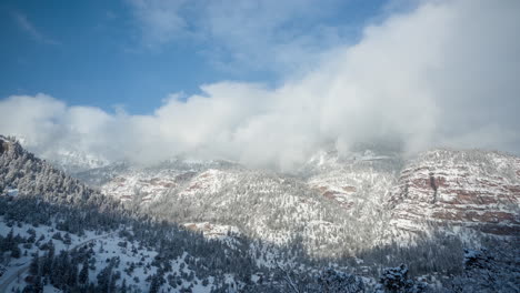 Zeitraffer,-Wolken-über-Schneebedeckten-Berggipfeln-An-Einem-Sonnigen-Wintertag