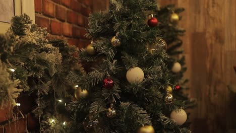 árbol-De-Navidad-Con-Fondo-De-Madera,-Hogar-Familiar-Relajado,-Vacaciones-De-Navidad-Y-Año-Nuevo