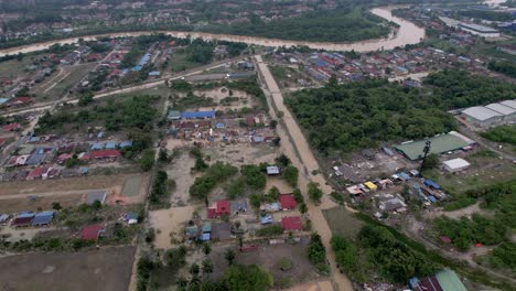 Vuelo-Aéreo-Sobre-El-Distrito-De-Pétalos-Inundado,-Río-Klang-En-El-Fondo,-Malasia