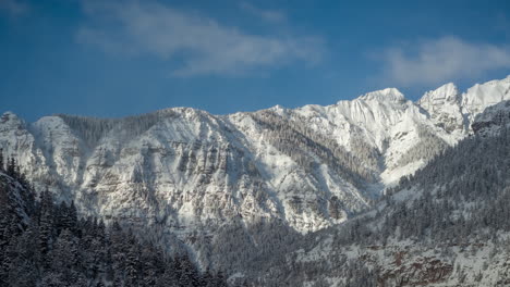 Zeitraffer,-Schneebedeckte-Berge-Und-Leichte-Wolken-In-Idyllischer-Winterlandschaft-An-Sonnigen-Tagen
