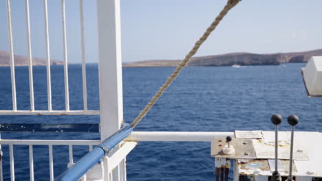 Ocean-views-from-ferry-to-Malta,-cliffs-background