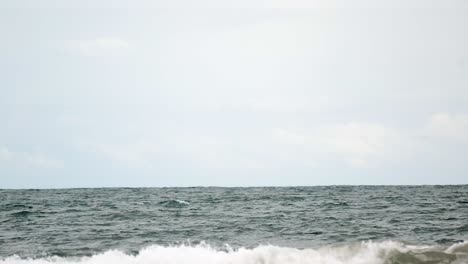 áspero-Mar-Caribe-En-Un-Día-Ventoso-Y-Nublado
