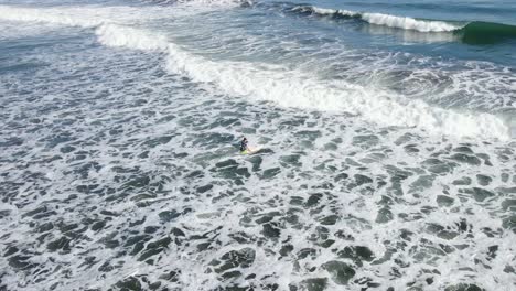 Surfer-walks-into-the-ocean