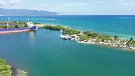 Malerische-Ansicht-Des-Club-Nautico-In-Barahona-Beach-Dominikanische-Republik---Luftaufnahme