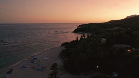 Luft-über-Tropischem-Strand-Von-Los-Quemaitos,-Goldener-Sonnenuntergang