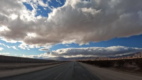 Durch-Die-Mojave-Wüste-Direkt-Auf-Die-Fernen-Berge-Zu-Fahren,-Ohne-Andere-Autos-Auf-Der-Einsamen-Straße---Fahrersicht