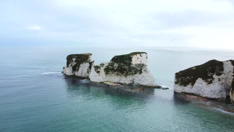 Drone-shot-of-Old-Harry-Rocks-with-an-ocean-backdrop-in-Dorset,-England