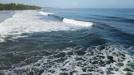 Surfer-Findet-Eine-Welle-Im-Paradies