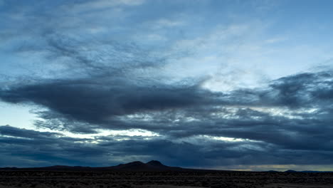 Mojave-Wüste-In-Einer-Bewölkten-Nacht-Mit-Dem-Sonnenaufgang,-Der-Eine-Farbenfrohe-Morgendämmerung-Bringt---Statischer-Weitwinkel-Zeitraffer