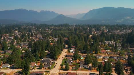 Pintoresca-Vista-Aérea-Sobre-Una-Idílica-Comunidad-Residencial-En-Coquitlam,-Gran-Vancouver