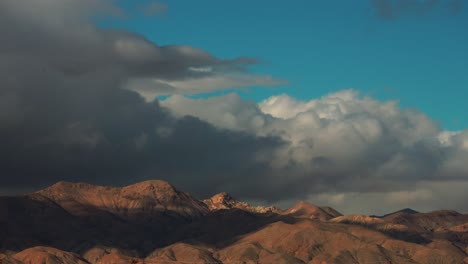 Dunkle-Und-Bedrohliche-Gewitterwolken,-Die-Sich-Bilden-Und-über-Die-Berggipfel-Des-Grenzlandes-Der-Mojave-Wüste-Wehen---Zeitraffer