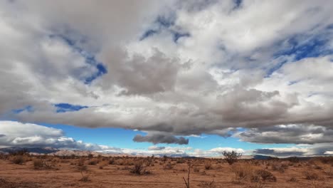 Wolken-Bewegen-Sich-An-Einem-Bewölkten-Tag-über-Den-Himmel-über-Der-Trockenen-Landschaft-Der-Mojave-Wüste---Statischer-Weitwinkel-Zeitraffer