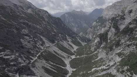 Descriptive-frontal-plane-drone-video-on-the-Stelvio-pass-with-the-top-of-the-horizon