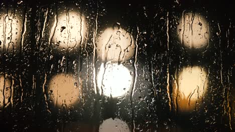 Verschiedene-Aufnahmen-Und-Kamerabewegungen-Von-Detaillierten-Regentropfen,-Die-Auf-Das-Fenster-Fallen