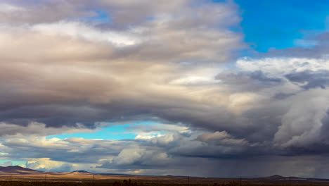 Dynamische-Wolkenlandschaft-Mit-Windscherungen,-Die-Wolkenschichten-In-Verschiedene-Richtungen-über-Das-Mojave-Wüstenbecken-Schieben---Zeitraffer