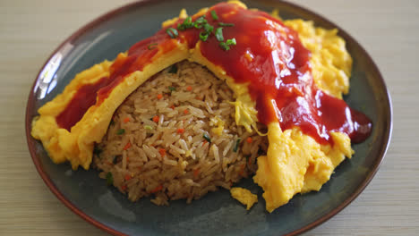 Aromatisierter-Gebratener-Reis-In-Omeletthülle-Oder-Omurice-Nach-Japanischer-Art---Asiatische-Küche